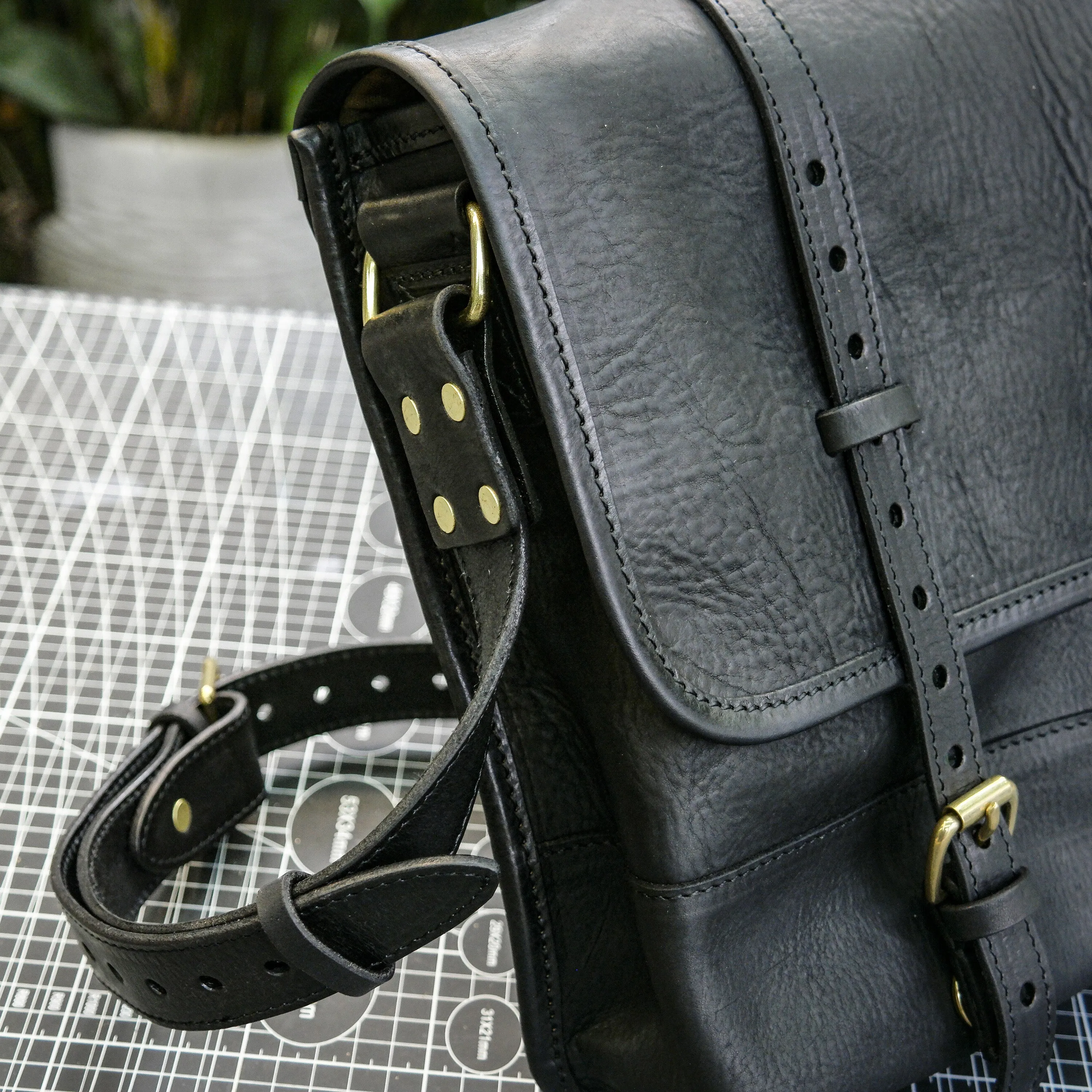 Hand dyed vegetable tanned leather crossbody bag for men and women, briefcase, computer bag, shoulder bag, messenger bag