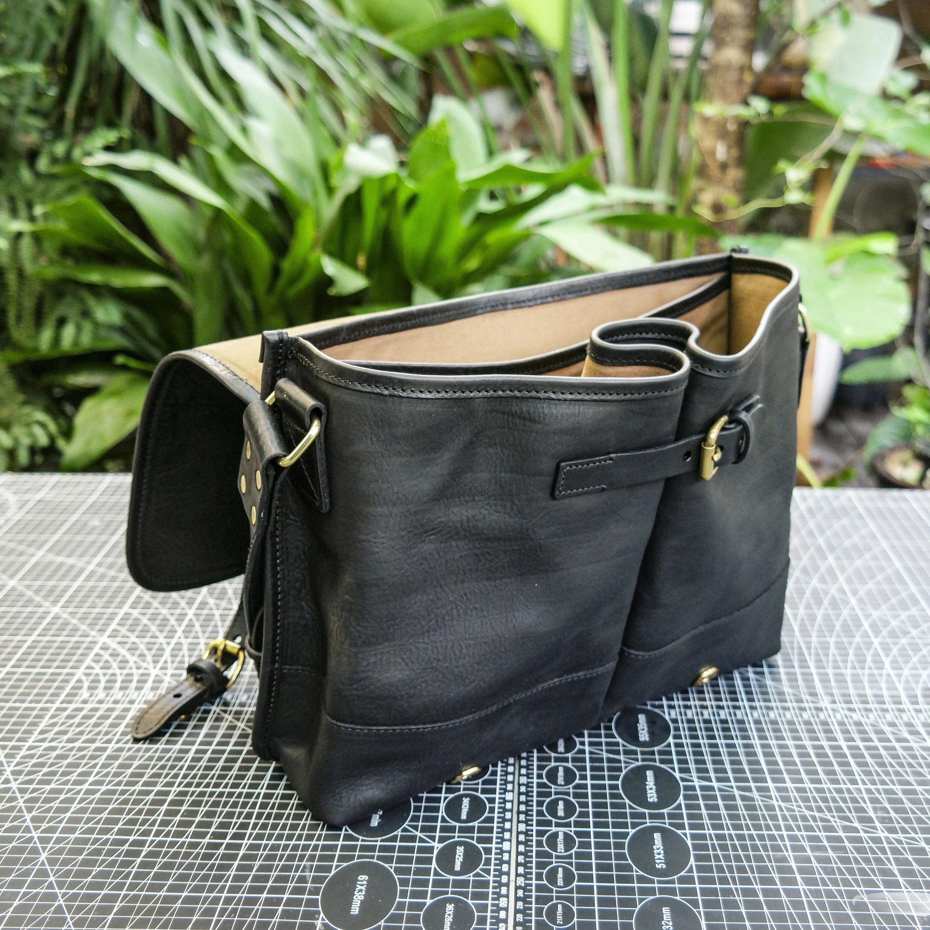 Hand dyed vegetable tanned leather crossbody bag for men and women, briefcase, computer bag, shoulder bag, messenger bag