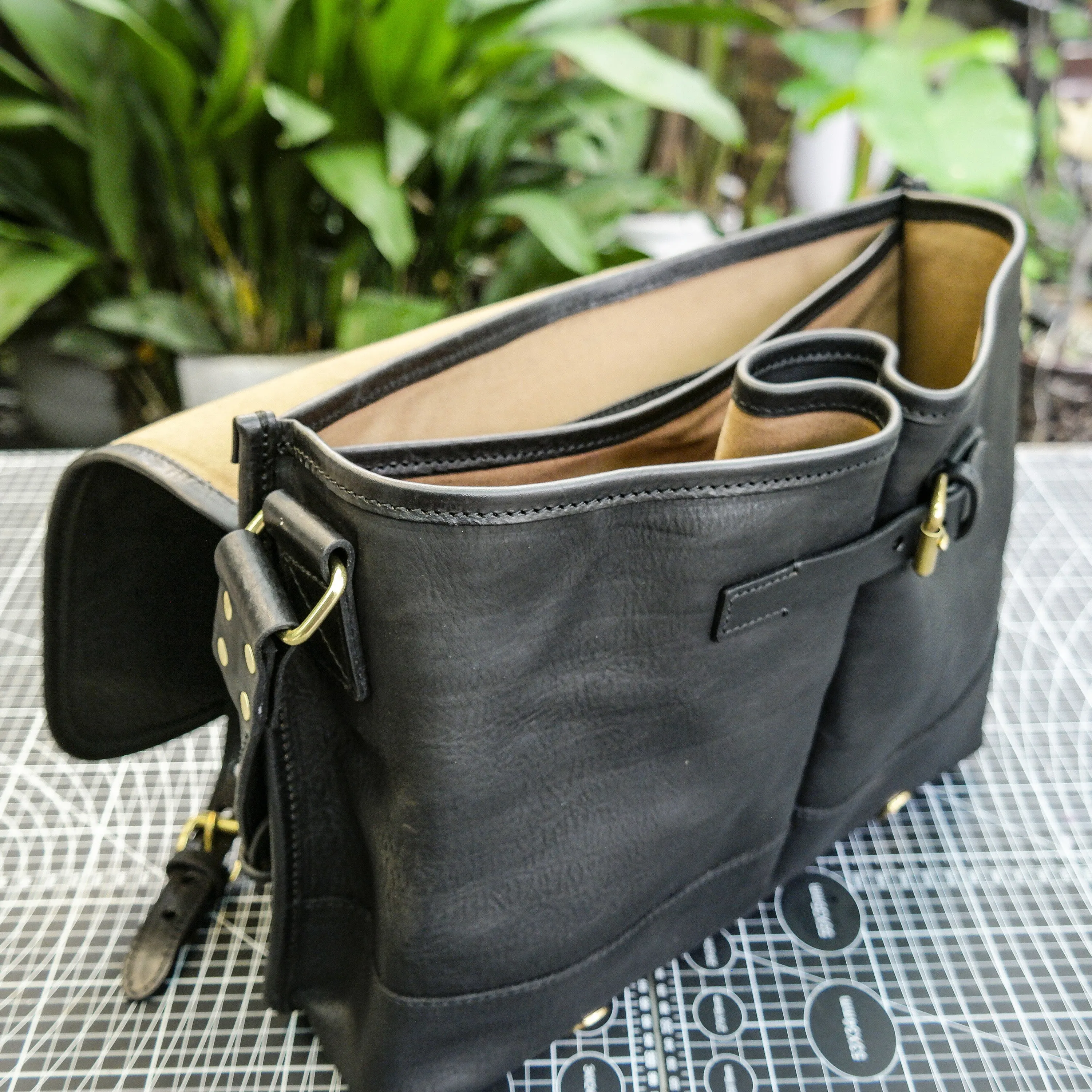 Hand dyed vegetable tanned leather crossbody bag for men and women, briefcase, computer bag, shoulder bag, messenger bag