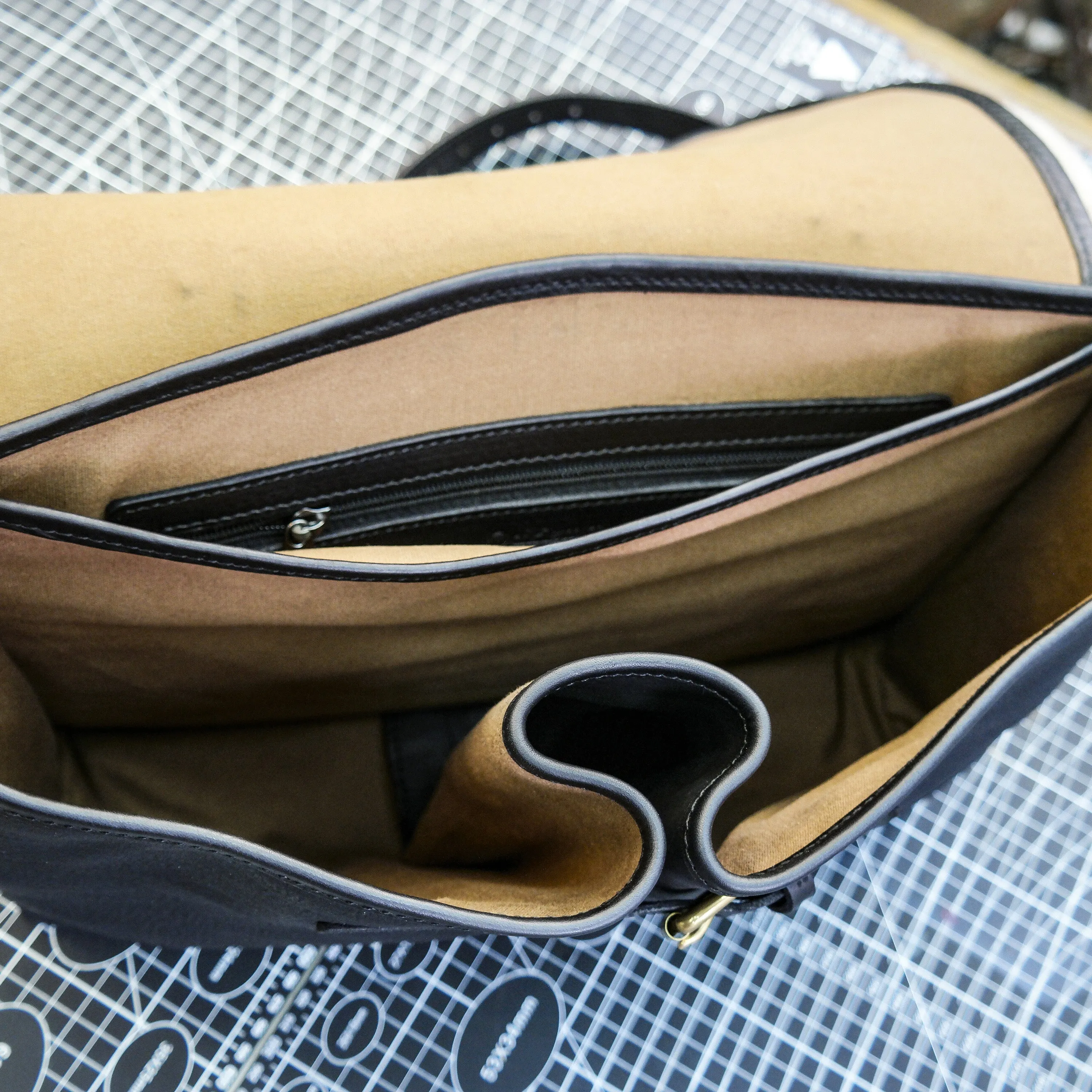 Hand dyed vegetable tanned leather crossbody bag for men and women, briefcase, computer bag, shoulder bag, messenger bag
