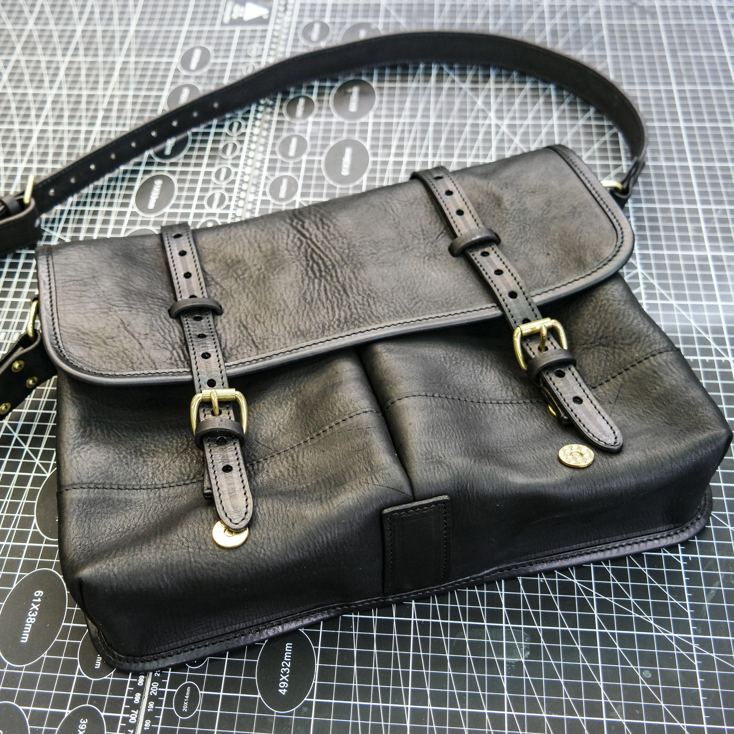 Hand dyed vegetable tanned leather crossbody bag for men and women, briefcase, computer bag, shoulder bag, messenger bag