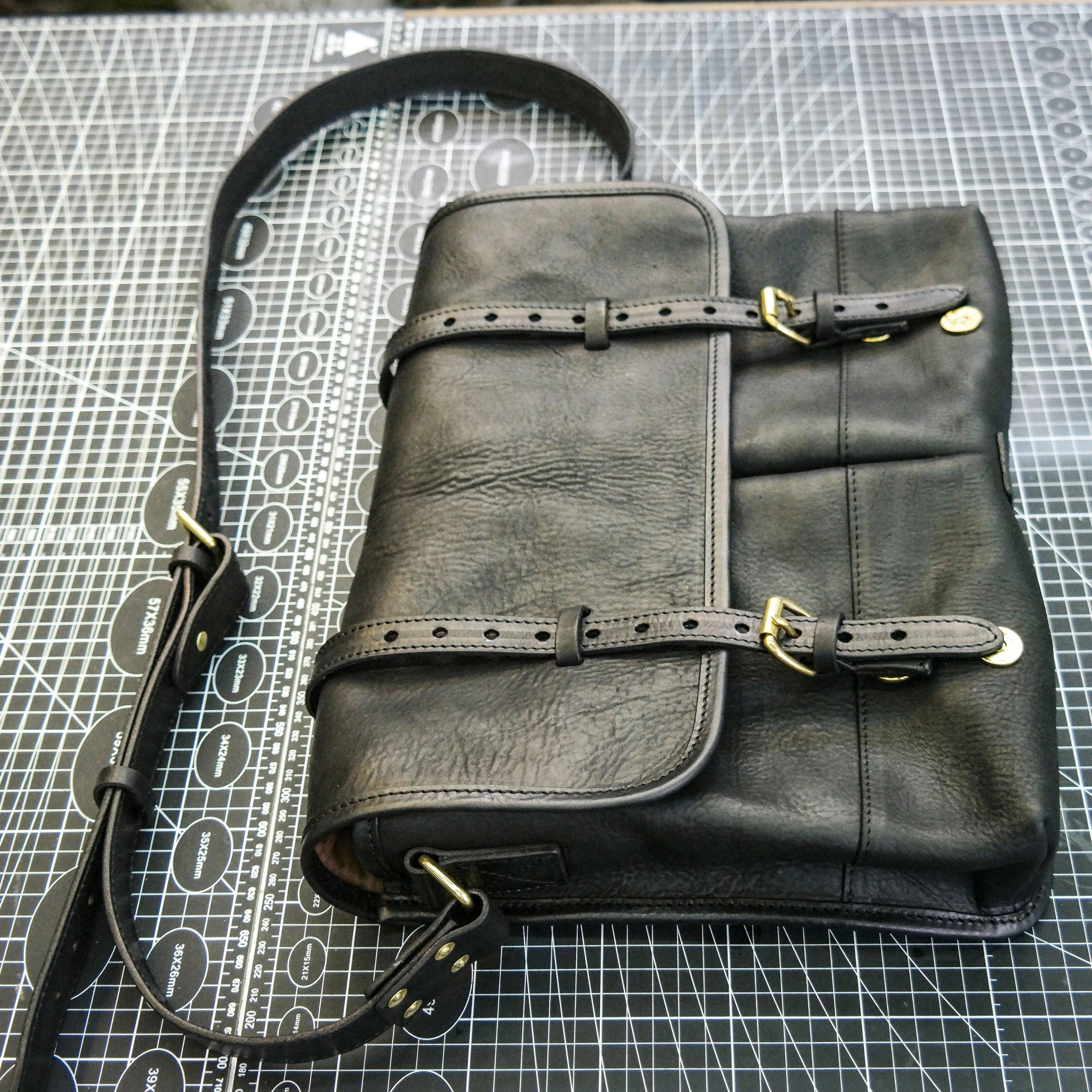 Hand dyed vegetable tanned leather crossbody bag for men and women, briefcase, computer bag, shoulder bag, messenger bag