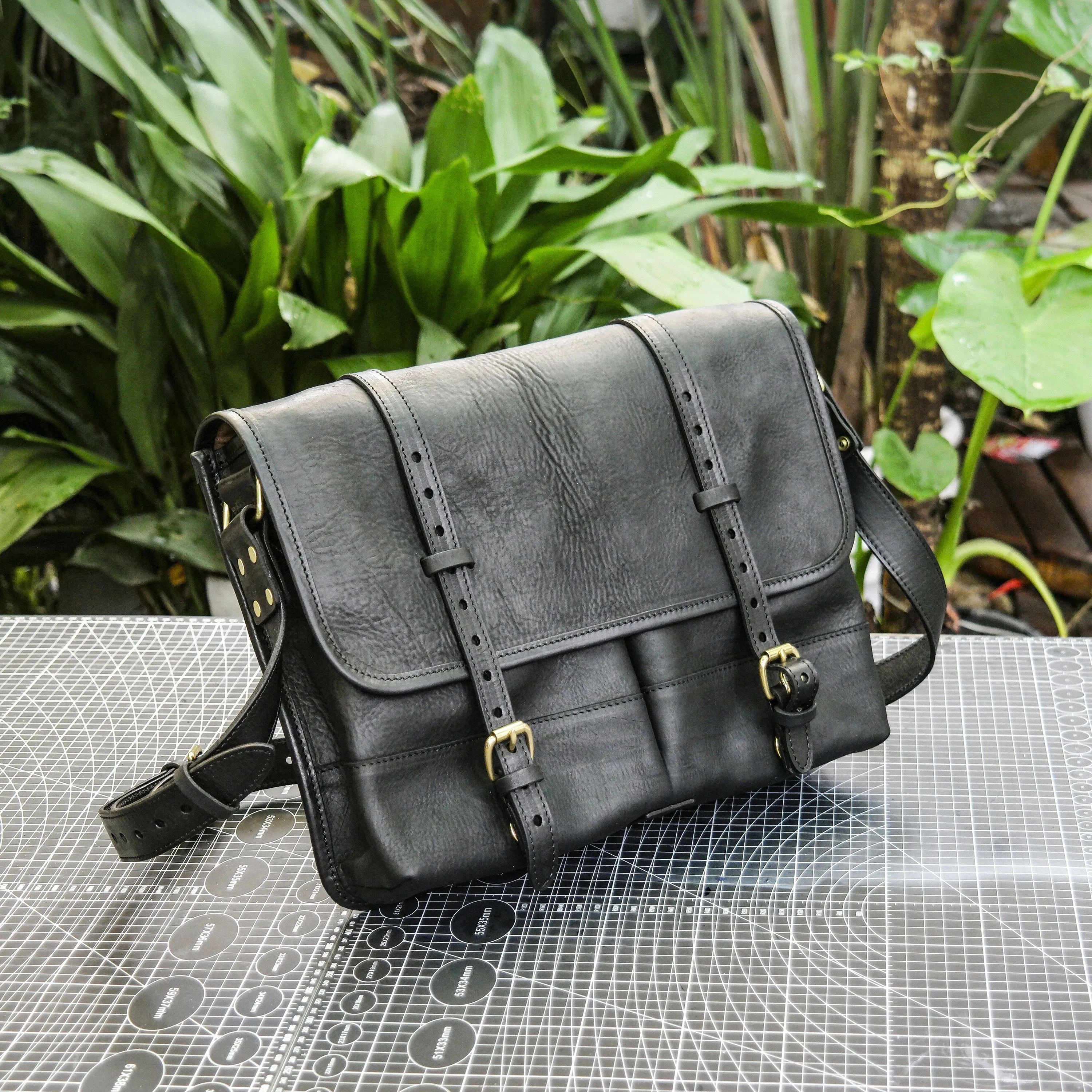Hand dyed vegetable tanned leather crossbody bag for men and women, briefcase, computer bag, shoulder bag, messenger bag