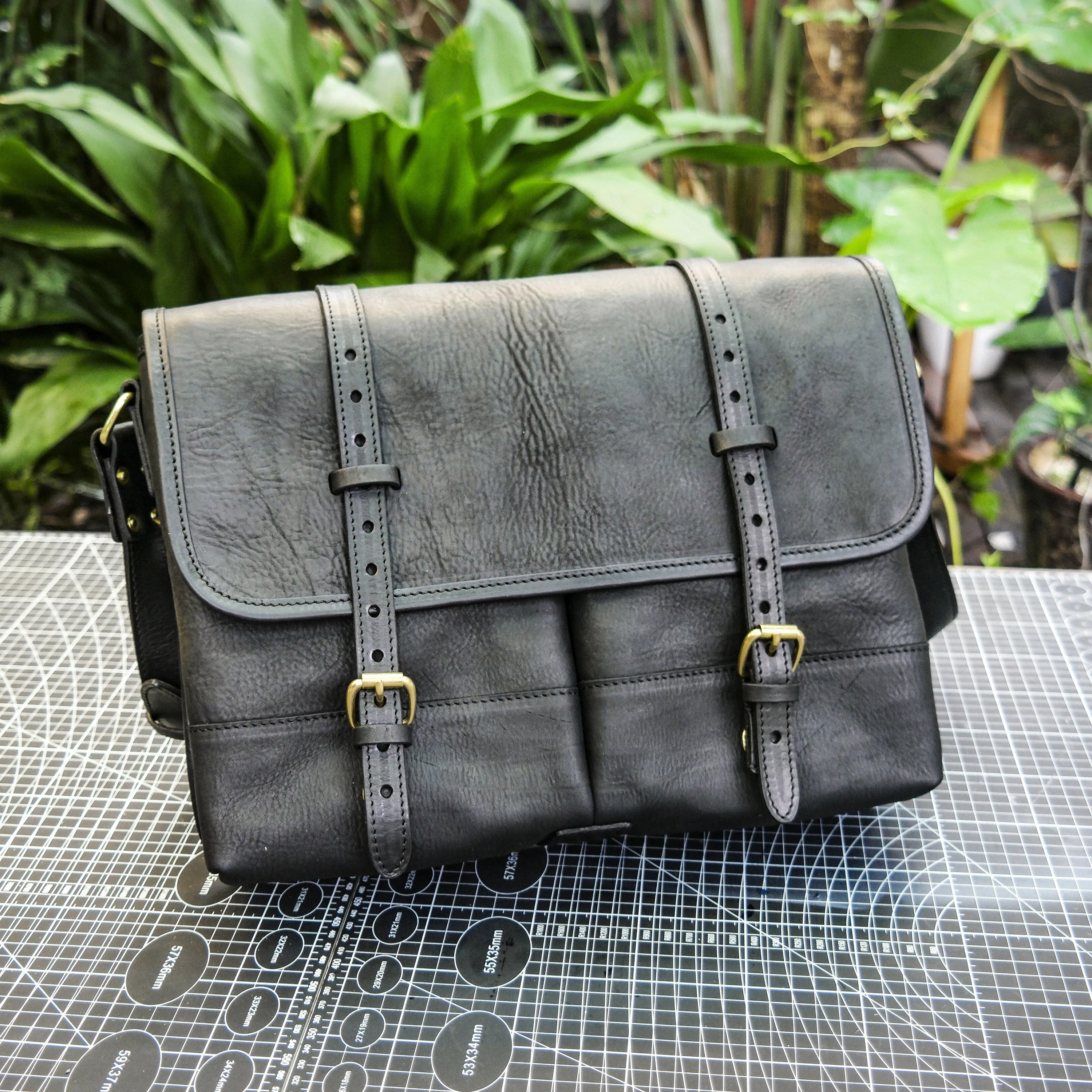 Hand dyed vegetable tanned leather crossbody bag for men and women, briefcase, computer bag, shoulder bag, messenger bag