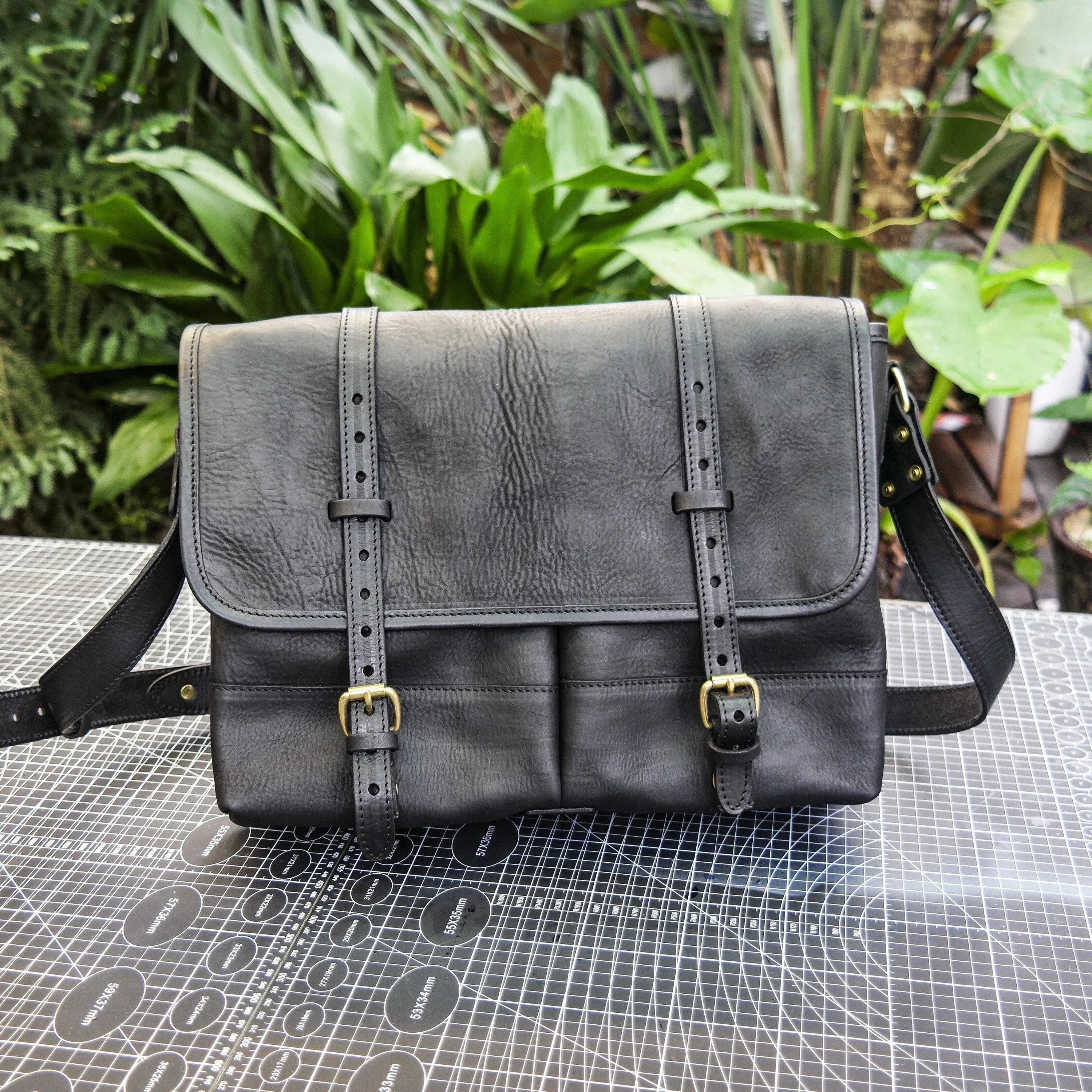 Hand dyed vegetable tanned leather crossbody bag for men and women, briefcase, computer bag, shoulder bag, messenger bag