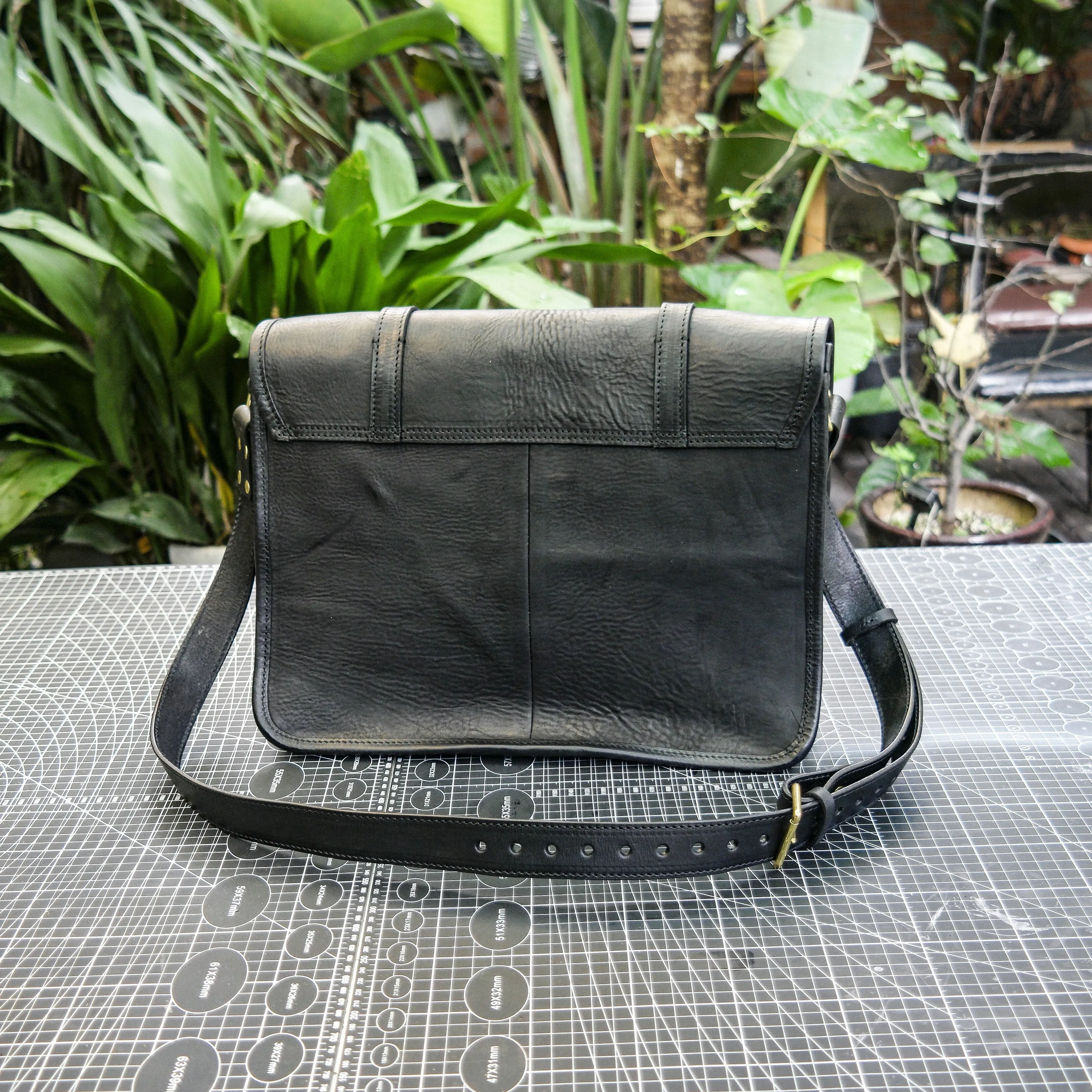Hand dyed vegetable tanned leather crossbody bag for men and women, briefcase, computer bag, shoulder bag, messenger bag