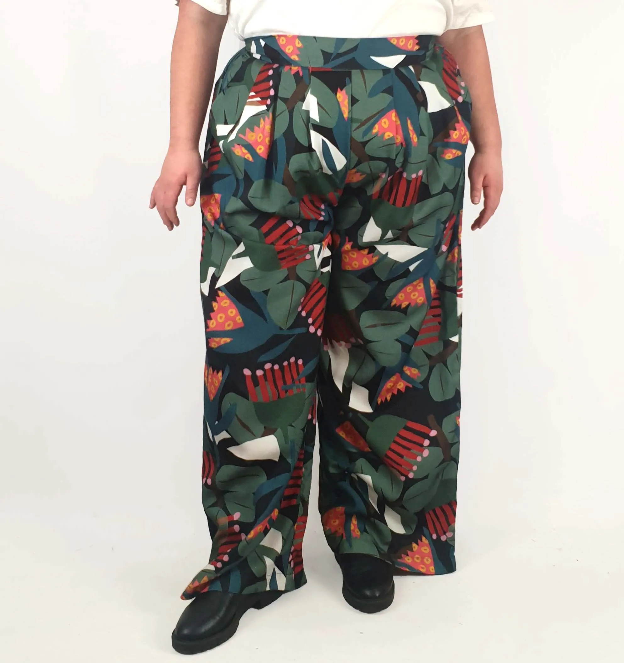 Seagrass Designs colourful wide leg pants size 22 (minor inconsistency)