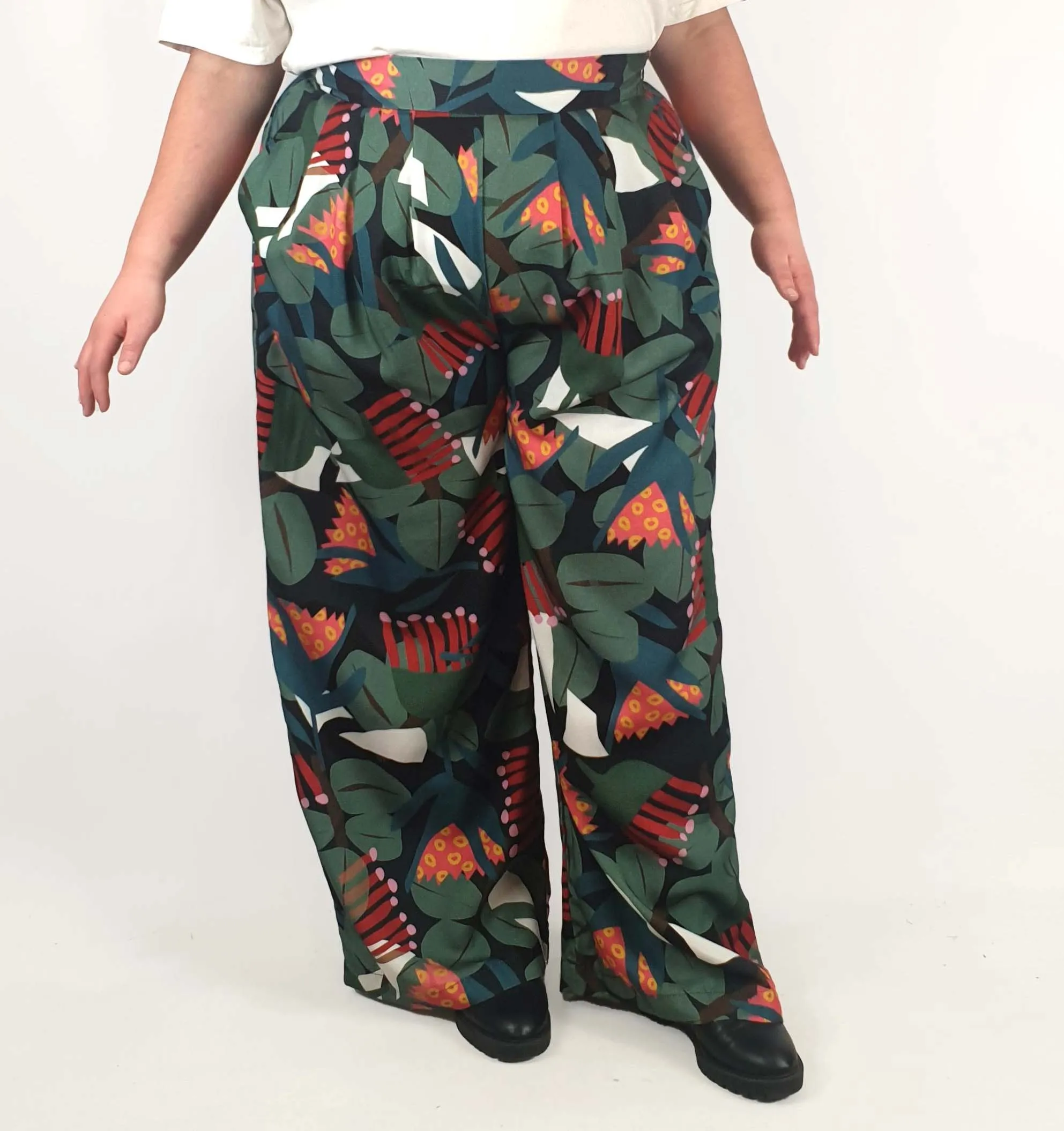 Seagrass Designs colourful wide leg pants size 22 (minor inconsistency)