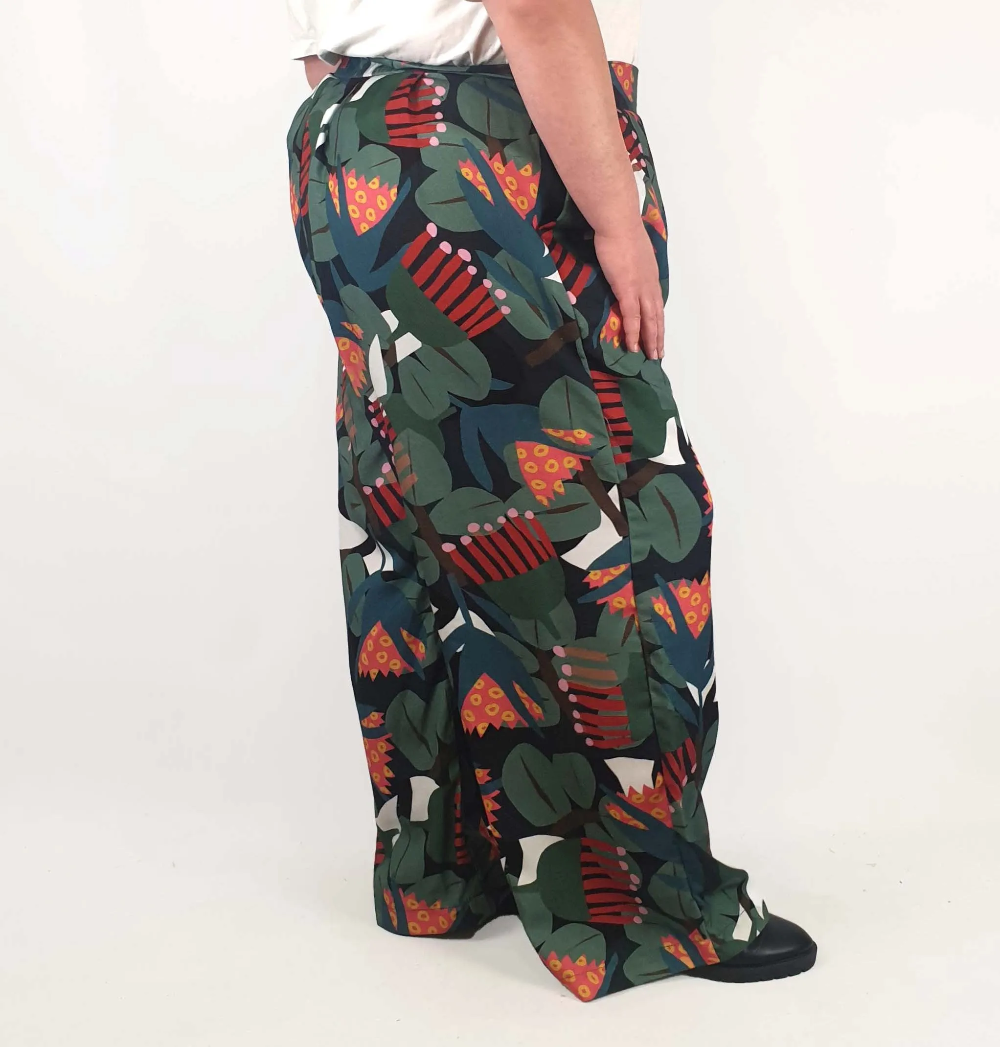 Seagrass Designs colourful wide leg pants size 22 (minor inconsistency)