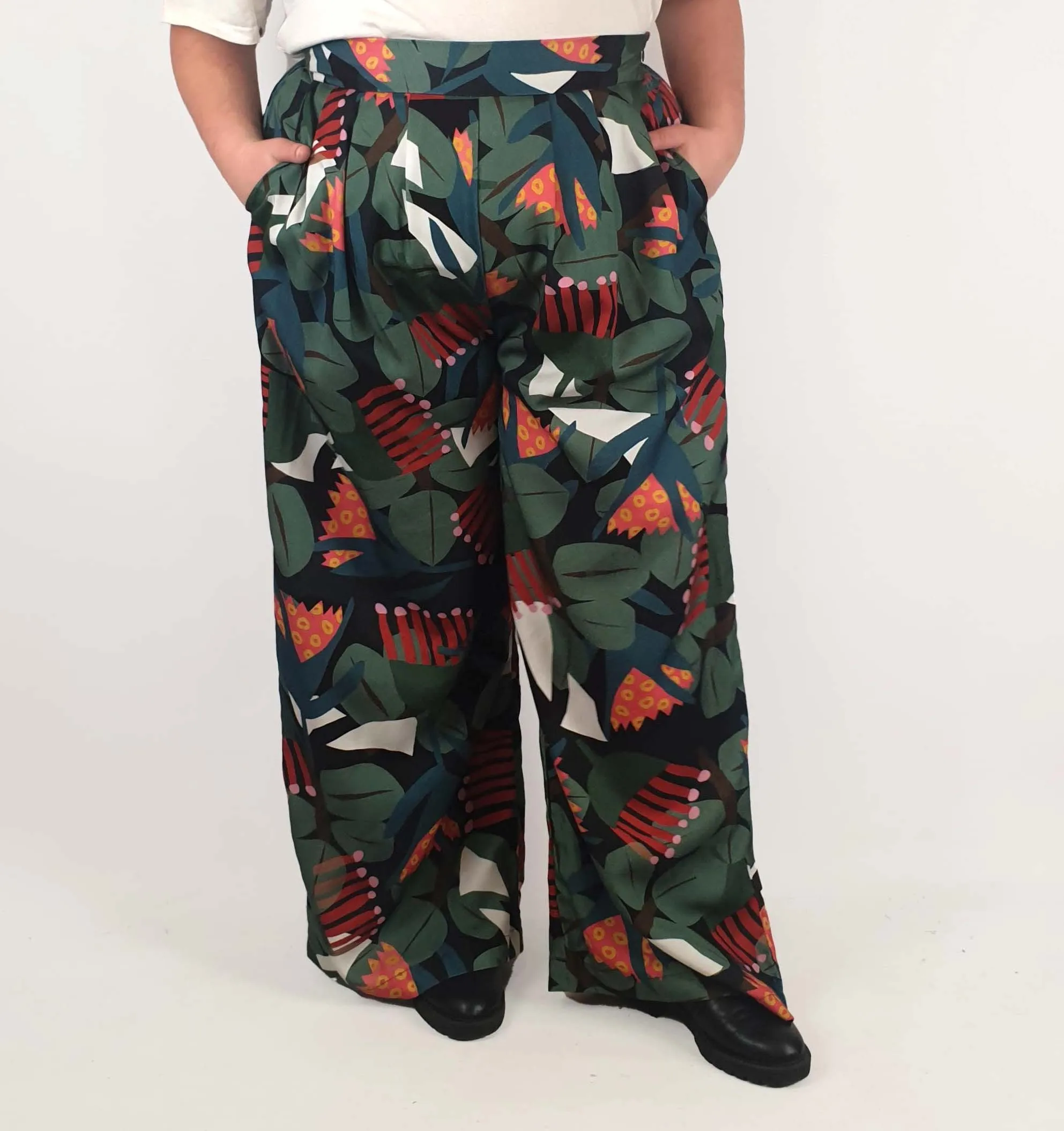 Seagrass Designs colourful wide leg pants size 22 (minor inconsistency)