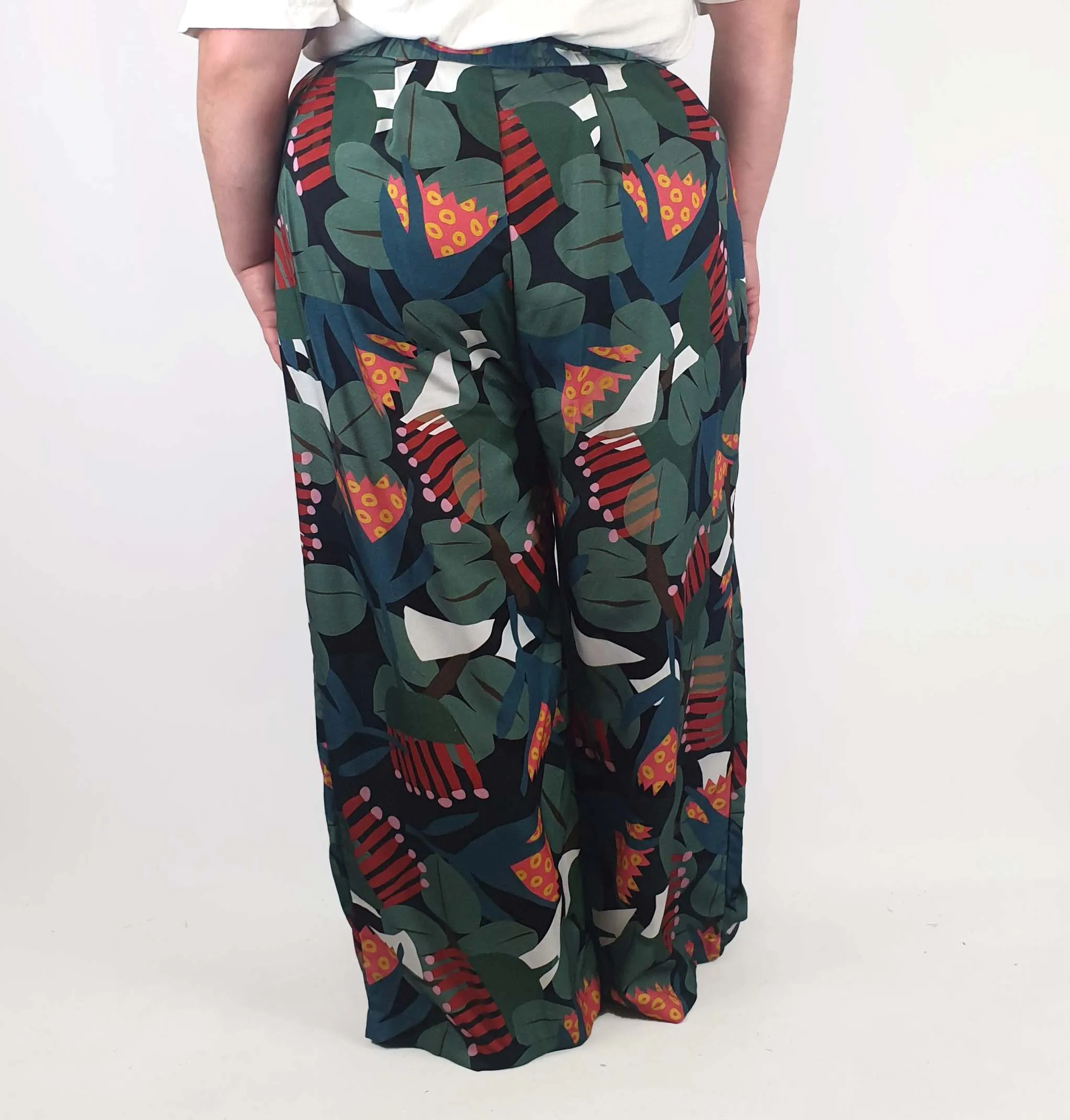 Seagrass Designs colourful wide leg pants size 22 (minor inconsistency)