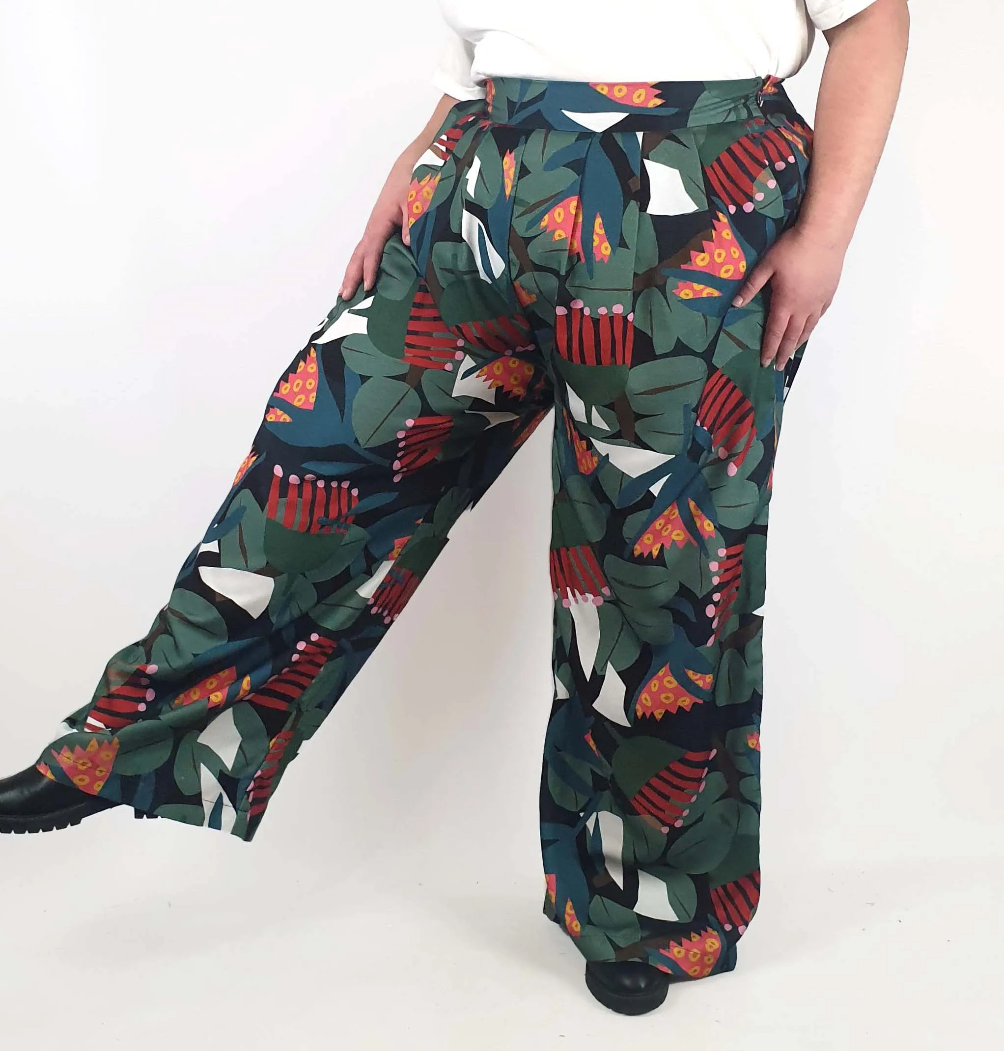 Seagrass Designs colourful wide leg pants size 22 (minor inconsistency)